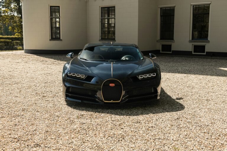 Vista frontal del Bugatti Chiron L’Ébé mostrando el emblema Macaron bañado en oro de 24 quilates sobre la parrilla en forma de herradura | EUROPA COCHE Y VALLTRO